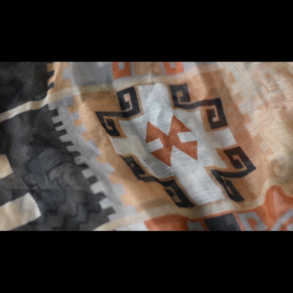Scarf- Aztec print - Picture 5 of 5